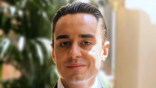 Cameron Schweikhard ist selbstständiger Finanzberater und bewertet die Altersvorsorgereform prinzipiell positiv. Sparer sollten