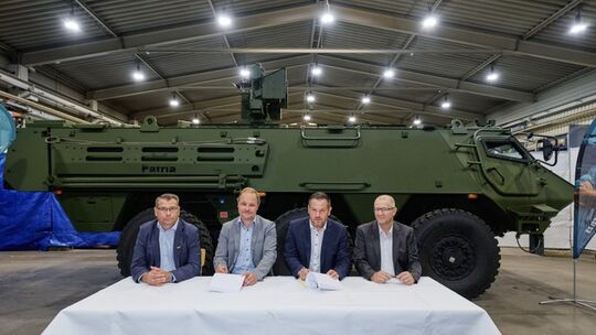 Antti Huuskonen, kaufmännischer Geschäftsführer für das CAVS-Prgramm bei Patria Deutschland (von links), Jussi Järvinen, geschäf