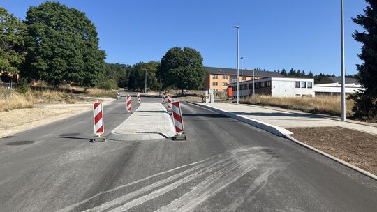 Eine aspahltierte Straße führt vom Eingang zum Gewerbepark – die ehemalige Kaserne ist kaum noch wiederzuerkennen. Eine aspahltierte Straße führt vom Eingang zum Gewerbepark – die ehemalige Kaserne ist kaum noch wiederzuerkennen.