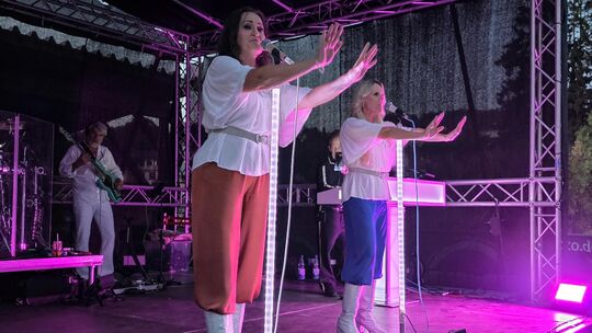 Linda Mikulec (rechts) und Simone Kerchner sangen die alten Hits und vertrauten Melodien – und das Publikum war außer Rand und B