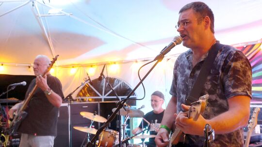 Heisterkamp aus Heimbach-Weis sorgte mit geradlinigem Rock dafür, dass auch die letzten Beine bei „Woodstock 57“ in Leutesdorf i