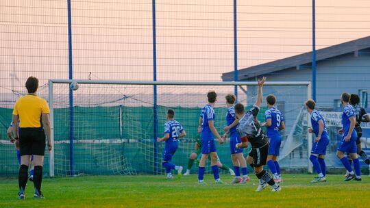 Per Freistoß befördert Mendigs Kapitän Matthias Wengenroth (Nr. 7) den Ball zum 1:0 aus Sicht der Gäste in das Tor.