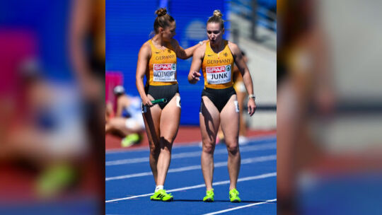 Enttäuschung: Der Stabwechsel zwischen Gina Lückenkemper und Sophia Junk schlug aufgrund einer Verletzung fehl. Die deutsche 4x1