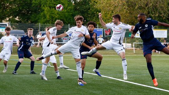 Das 1:0 für den TuS Hackenheim: Kopfball-Dominator Pierre Merkel (rechts) leitet den Ball zu Paul Protzel (Zweiter von links) we