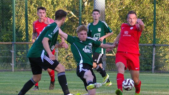 Bis zum 2:0 für den TuS Mörschied (in grün) war das Duell mit dem SV Buhlenberg offen, dann zogen die Mörschieder davon und gewa Bis zum 2:0 für den TuS Mörschied (in grün) war das Duell mit dem SV Buhlenberg offen, dann zogen die Mörschieder davon und gewa