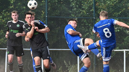 Eine umkämpfte und gute Partie sahen die Zuschauer beim Spiel zwischen dem VfB Niederdreisbach (in Schwarz) und der SG Gebhardsh