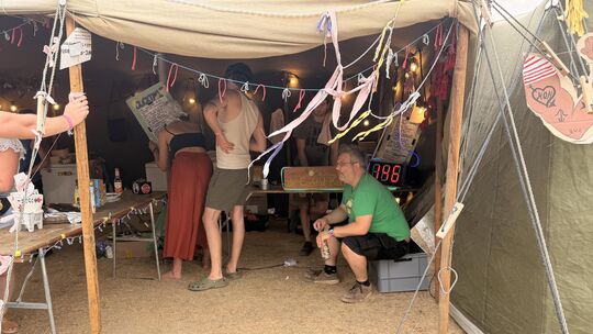 Improvisiert, bunt und bewusst unkompliziert: Der Cocktailstand ist eines jener kleinen Details, die der Waldeck Freakquenz ihre