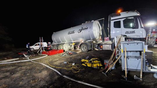 Mit diesen Tankauflegern haben die Landwirte vor Ort die offenen Löschwasserbehälter vor Ort gefüllt.