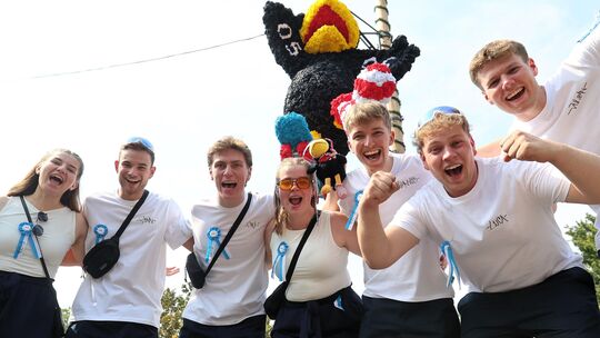 Als der überdimensionale „Kleine Rabe Socke“ bei der Gladbacher Kirmes endlich am Kirmesbaum hängt, ist es mit der Zurückhaltung