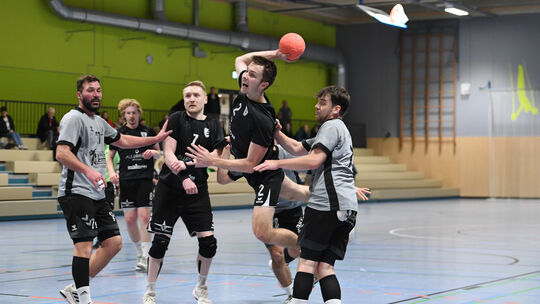Youngster Oliver Noll (am Ball) drückte der Partie bei der Turnerschaft Bendorf seinen Stempel auf.