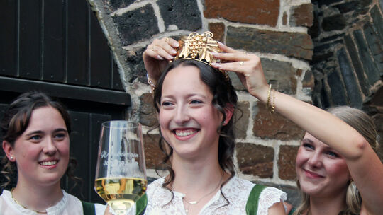 Johanna Thönnes wird zur neuen Alkener Weinkönigin von ihrer Vorgängerin Annika gekrönt.