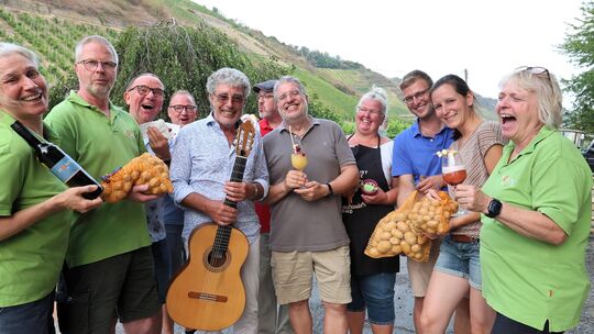 Mitglieder der Initiative „Naturgenuss Rhein-Westerwald“ sind auf dem Weingut Peter Hohn in Leutesdorf zusammengekommen.