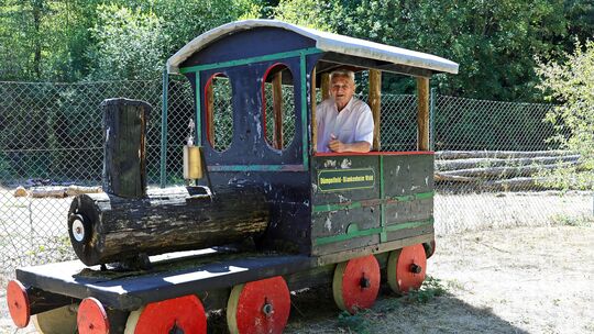 "Die habe ich auch gebaut.“ Heinz Augel in der Lokomotive an der Bahnstrecke nach Jünkerath. Er möchte sie noch einmal restaurie