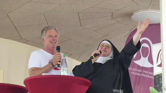 Im Gespräch mit Moderator Jörg Pilawa begeisterte Schwester Josefine mit ihrem lebensbejahenden Optimismus.
