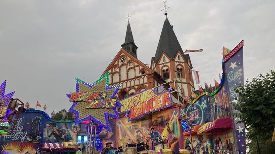Ein imposanter Brake Dancer erhebt sich derzeit vor der Kirche St. Peter in Sinzig. Es ist wieder Kirmeszeit.