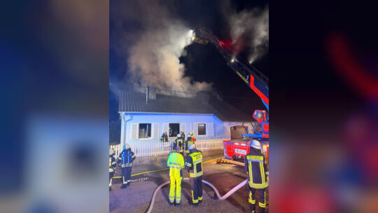 Bei einem Wohnhausbrand in der Mozartstraße in Betzdorf konnte sich die Bewohnerin allein ins Freie retten.