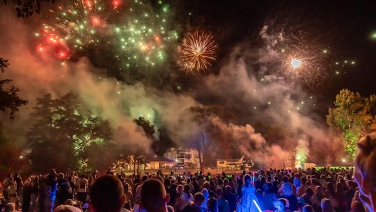 Der Nachthimmel über Waldbreitbach hat sich bei 75 Jahre Wied in Flammen in ein Farbenmeer verwandelt.