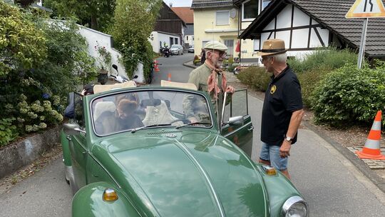 Aus Königswinter war Werner Dahm und zwei weitere Veteranen mit einem VW-Käfer Cabriolet 1302 LS, eine Liebe von über fünfzig Ja