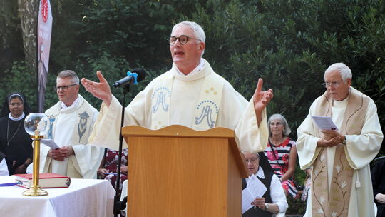 Die Zelebranten der Eucharistiefeier zum 175. Jahrestag der Gründung des Ordens der Dernbacher Schwestern im Klostergarten waren