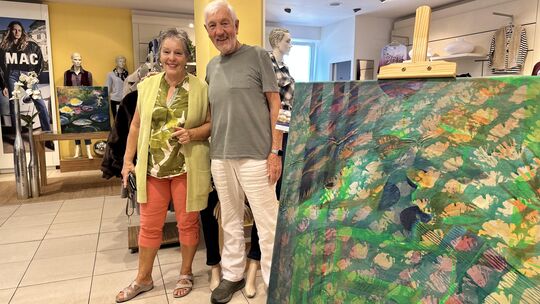 Künstlerin Ingeborg Krekel und ihr Schwager Erwin Krekel freuen sich, dass die spontane Kunstausstellung in seinem Modehaus auf