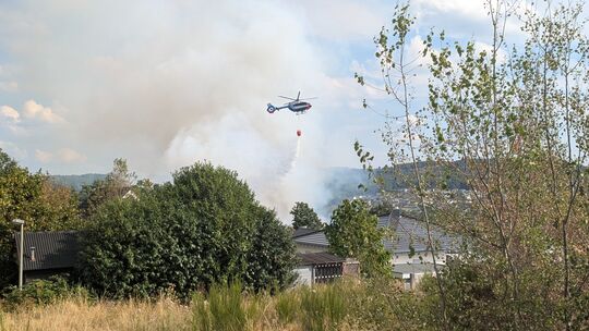 Auf rund 6000 Quadratmeter hat sich ein Flächenbrand in Gebhardshain ausgedehnt. Bei den Löscharbeiten kommt auch ein Hubschraub