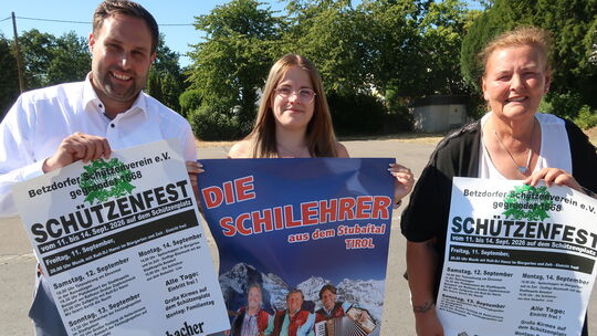 Die Vorfreude ist groß bei Stadtbürgermeister Johannes Behner, Schützenkönigin Eva Schumacher und Sabina Kniep, Vorsitzende des