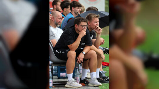 Immendorfs Trainer Marvin Schenk (vorne) und sein „Co“ Julian Schmitz sahen eine verdiente 1:3-Niederlage ihres Teams in Monzelf