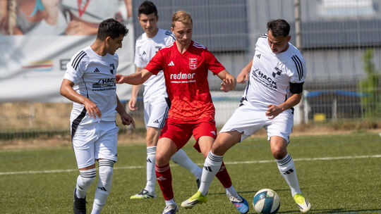 Der SV Windhagen (weiße Trikots) hielt im Derby beim TuS Asbach ordentlich dagegen und führte zur Pause mit 1:0. Nach der Halbze