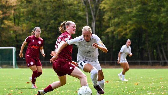 Isabel Pfeiffer (vorn), die sich hier gegen die Kölnerin Antonia Springer durchsetzt, erzielte das 1:0 für die SG 99 Andernach b
