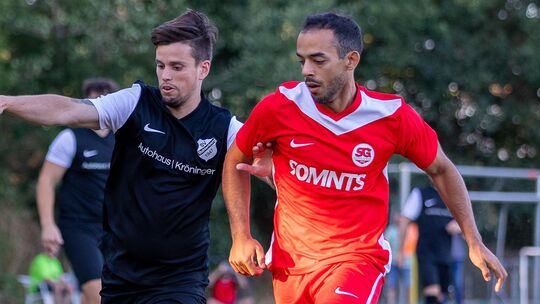 In starker Verfassung: Mostafa El-Haiwan (rotes Trikot) trifft erneut für die SG Hüffelsheim.