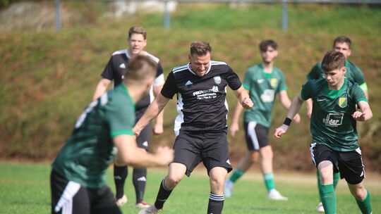 Jannik Peitz (am Ball) gelangen beim 3:2-Sieg der SG Bergen/Berschweiler in Allenbach alle drei Tore.