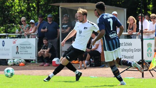 Daniel Herbst (weißes Trikot) erzielte für die SG Ellingen drei Tore beim 4:0-Auswärtssieg gegen den VfL Wied Niederbieber.