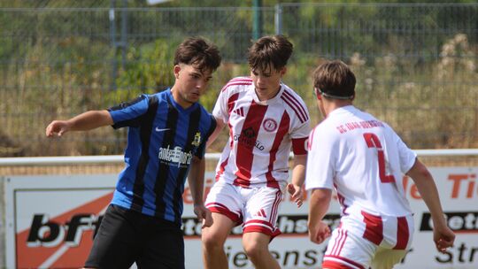 Eintracht Trier (dunkelblaue Trikots) hatte beim 7:1-Sieg beeim SC Idar-Oberstein in der B-Junioren-Regionalliga mehr Mühe, als