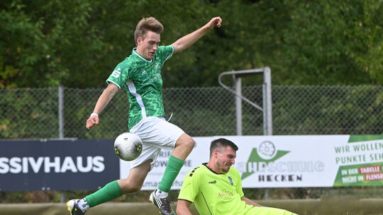 Diesen Ball kann Oberzissens Jannik Schneider (grünes Trikot, hier im Kampf gegen Torhüter Daniel Buchner) nicht verwerten, aber
