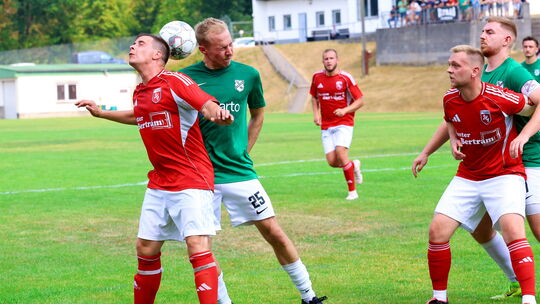 Aufsteiger SG Werlau/Urbar (grüne Trikots) hat sich am zweiten Spieltag für die 0:5-Auftaktpleite gegen Kirchberg II rehabilitie