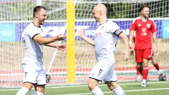 Mann des Spiels im Derby zwischen dem TuS Montabaur und der SG Horressen: Mit vier Toren dämpfte Rico Brenner (links, hier nach