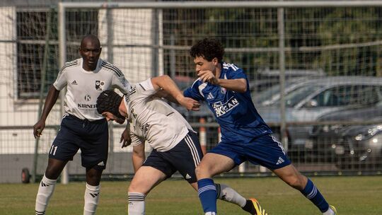 Schenkten sich im Kerbe-Derby nichts: Ein Merxheimer (blaues Trikot) attackiert dabei einen Akteur der gastgebenden SG Kirn/Kirn Schenkten sich im Kerbe-Derby nichts: Ein Merxheimer (blaues Trikot) attackiert dabei einen Akteur der gastgebenden SG Kirn/Kirn