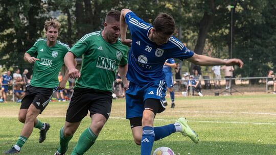 Der Waldböckelheimer Torschütze Niklas Weber (blaues Trikot) versucht beim Auswärtserfolg in Oberhausen, den Ball zu kontrollier