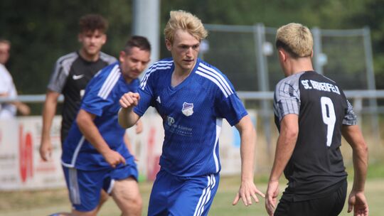 Der TV Hettenrodt (blaue Trikots) behielt in einem spektakulären Spiel gegen den SC Birkenfeld II mit 6:5 die Oberhand.