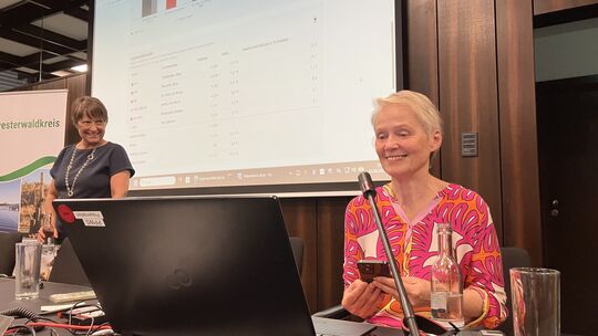 Wahlleiterin Gabi Wieland (rechts) beim Zusammentragen der Wahlergebnisse im Montabaurer Kreishaus.