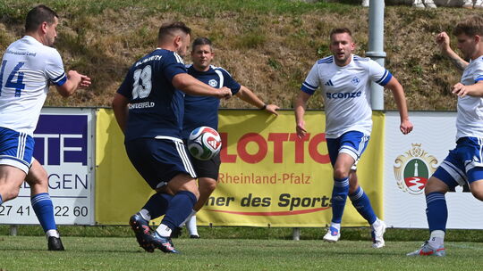 Wallmenroths Sascha Mertens (in Blau am Ball) traf für Wallmenroth zum zwischenzeitlichen 1:0 gegen Hattert.