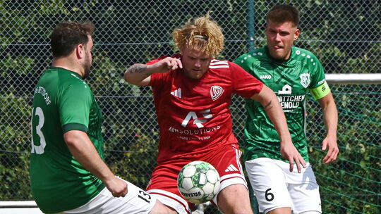 Christopher Knautz (in Rot) traf für die SG Honigsessen zum zwischenzeitlichen 3:0 gegen die SG 06 Betzdorf II (in Grün).