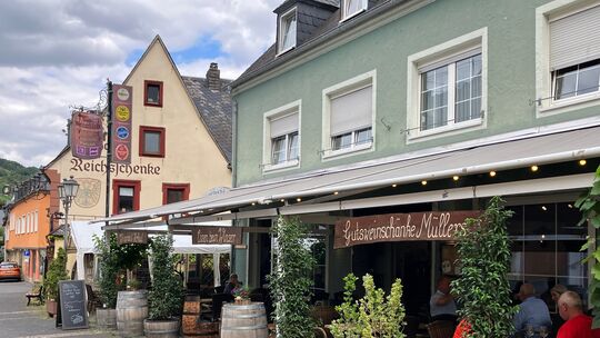 Gleich neben dem eingestürzten Hotel Reichsschenke Zum Ritter Götz in Kröv betreibt die Familie Müllers eine Gutsweinschänke mit