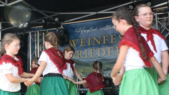Die Tanzgruppen Briedern/Mesenich, trainiert von Jill Achenbach, erfreuen die Besucher mit einigen sehenswerten und mit viel Bei