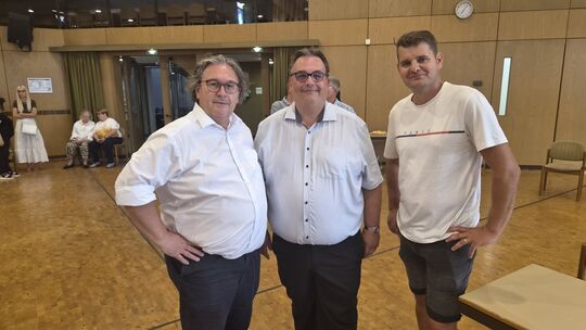 Für Andreas Lung (Mitte) und Benny Rudloff (rechts) geht es in zwei Wochen in die Stichwahl. Jürgen Zinken (links) nahm das Wahl