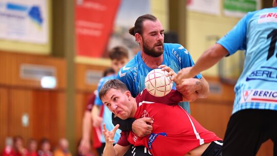Talent Ben Theile (am Ball) schickt sich an, einen festen Platz im Holzheimer Oberligateam zu ergattern.
