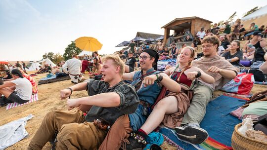Daumen hoch fürs Altburgfestival: Im Publikum wurde bei den Auftritten kräftig mitgefeiert. Daumen hoch fürs Altburgfestival: Im Publikum wurde bei den Auftritten kräftig mitgefeiert.