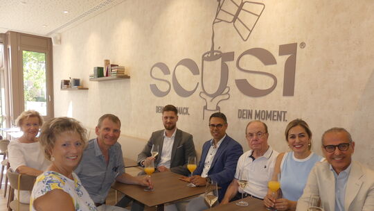 Über die Neueröffnung des Scusi freuen sich (von rechts) Ali Moazzami, Shokofeh Ghafouri, Karlheinz Ossig und Manuel Seidel sow