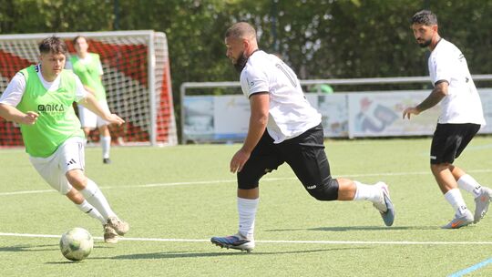 Die Spvgg EGC Wirges II (Mitte Randy Dwight) drehte das Spiel bei der SG Horressen II und verteidigte ihren zweiten Platz in der