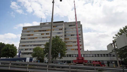 Das in die Jahre gekommene Polizeipräsidium in Koblenz soll in den nächsten Jahren generalsaniert werden. Während der Erneuerung Das in die Jahre gekommene Polizeipräsidium in Koblenz soll in den nächsten Jahren generalsaniert werden. Während der Erneuerung